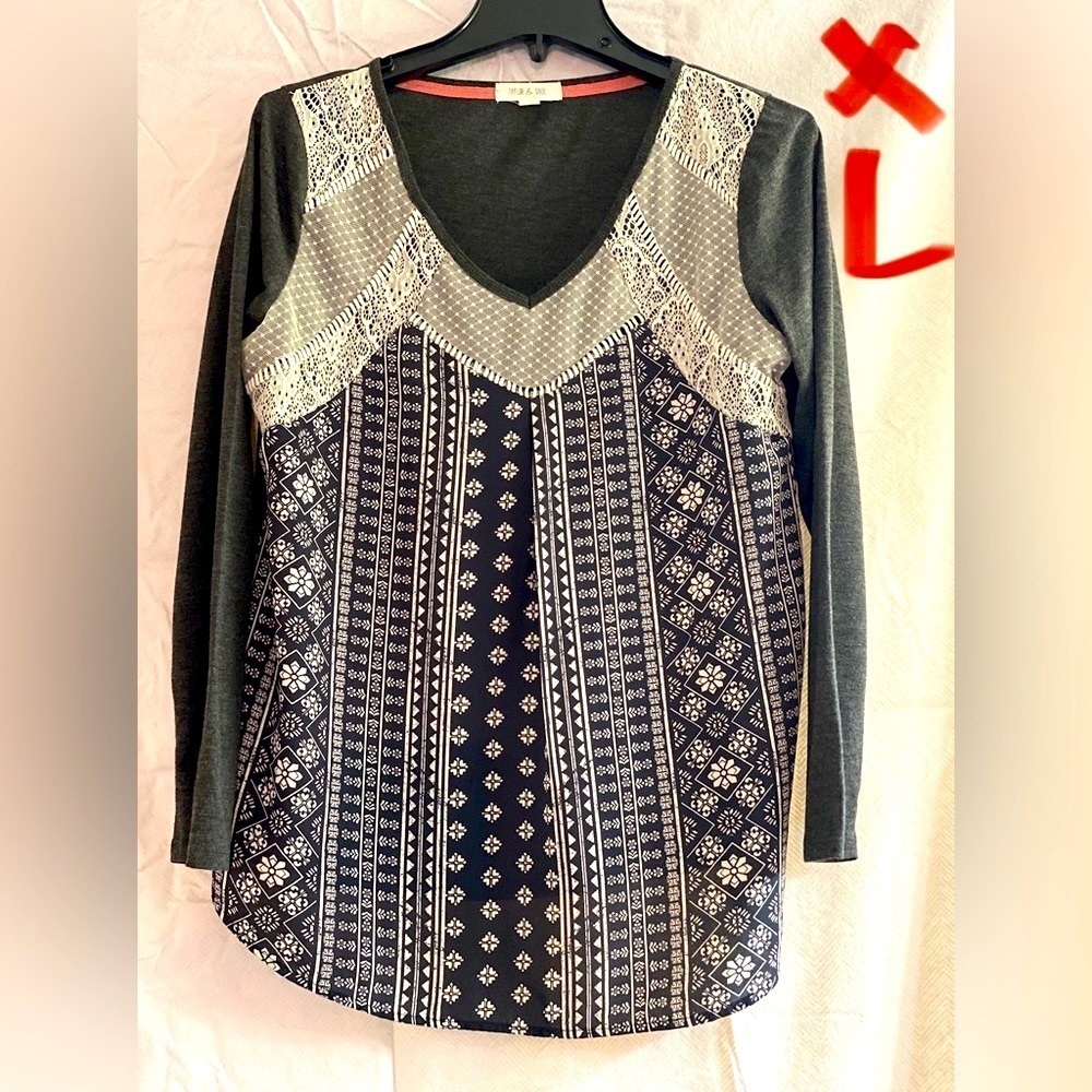 LADIES GREY & WHITE TOP